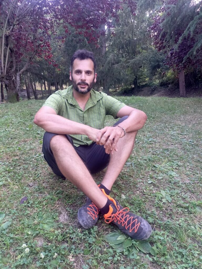 Jordi de Taxitrail assegut sobre la gespa